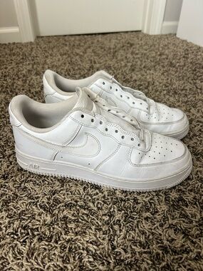 Nike White Women’s  Low-Top Sneakers (great shoes and lots of wear left) size 10